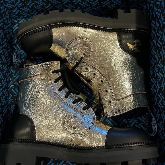 John Fluevog Limited Edition Platinum Derby Boots - Picture 15 of 16